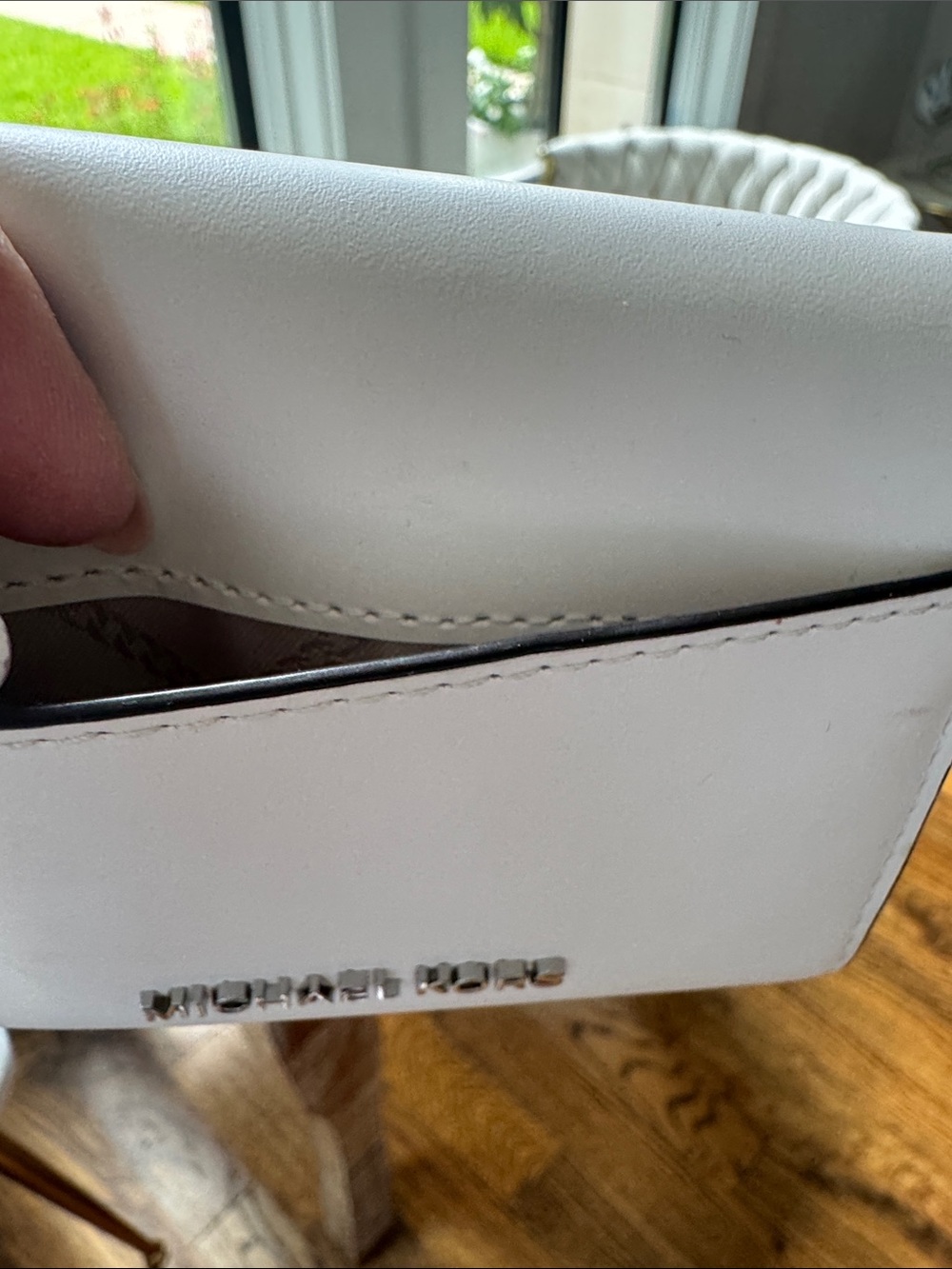 ❤️ Michael Kors White Leather Flap Wallet with Silver-Tone Lock - Picture 10 of 10